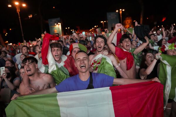 Болельщики Италии празднуют в Риме - Sputnik Южная Осетия