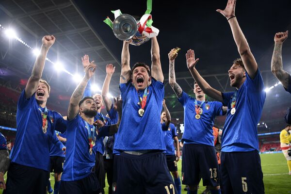 Итальянские игроки празднуют трофей после финального матча Евро-2020  - Sputnik Южная Осетия