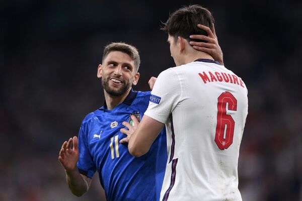 Итальянец Доменико Берарди и Гарри Магуайра из Англии во время финального матча Евро-2020 - Sputnik Южная Осетия