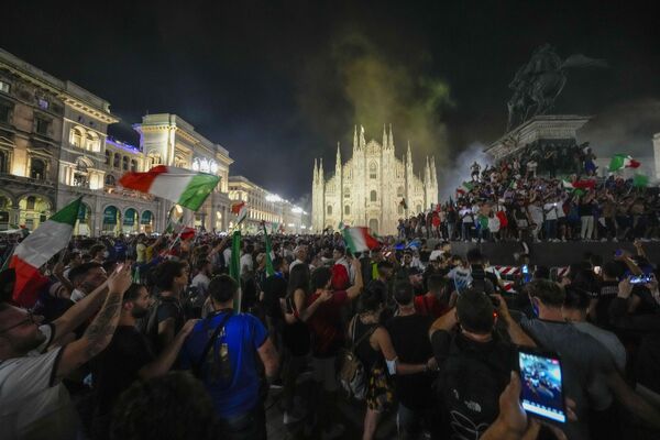 Итальянцы празднуют победу сборной на Евро-2020 - Sputnik Южная Осетия