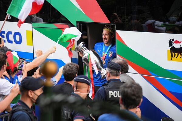 Игрок сборной Италии Джорджо Кьеллини с кубком выходит из автобуса у отеля Parco dei Principi после победы на Евро-2020 - Sputnik Южная Осетия