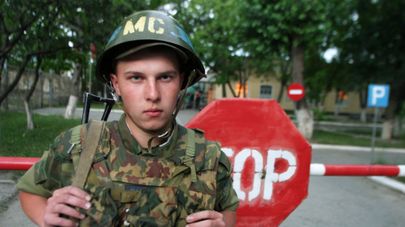 У штаба российских миротворческих сил в Южной Осетии.