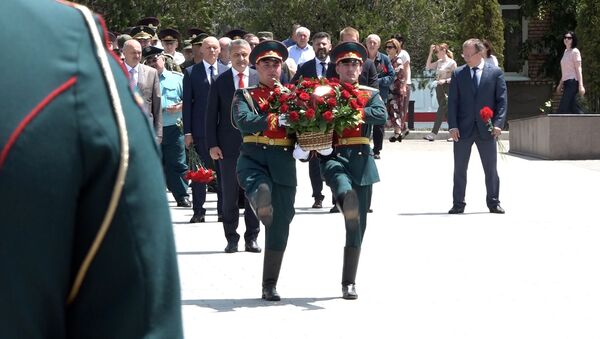 В Южной Осетии возложили цветы к памятникам павшим Защитникам Отечества – видео - Sputnik Южная Осетия