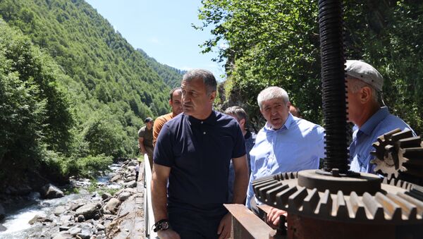 Президент Анатолий Бибилов осмотрел водовод Везур – Квайса - Sputnik Южная Осетия
