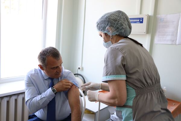 Анатолий Бибилов привился вторым компонентом вакцины Спутник V - Sputnik Южная Осетия
