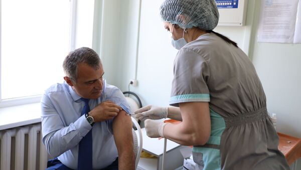 Анатолий Бибилов привился вторым компонентом вакцины Спутник V - Sputnik Южная Осетия
