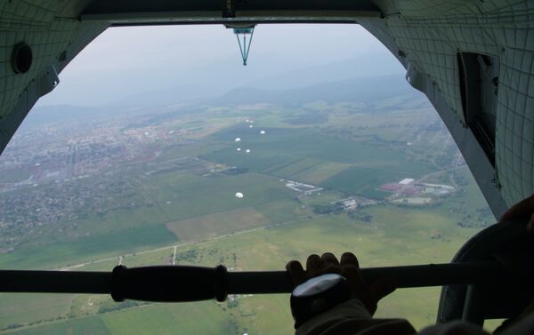 Разведывательные группы ЮВО совершили прыжки с парашютом на горном полигоне Дарьял в Северной Осетии - Sputnik Южная Осетия