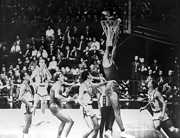 Матч по баскетболу СССР-США на XVIII летних Олимпийских играх в Токио - Sputnik Южная Осетия