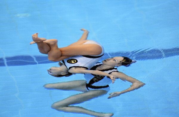 Чемпионки Олимпийских игр 2000 года по синхронному плаванию Ольга Брусникина и Мария Киселева во время выступления в Сиднее  - Sputnik Южная Осетия
