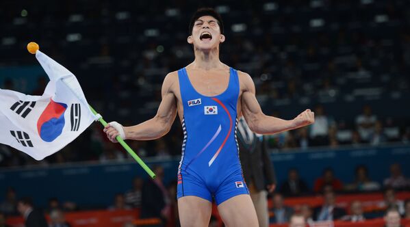 Южнокорейский борец Ким Хен У во время церемонии награждения на XXX летних Олимпийских играх в Лондоне - Sputnik Южная Осетия