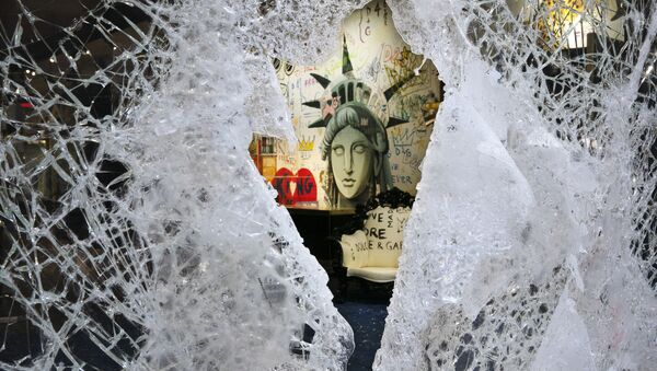 Разбитая витрина магазина Dolce and Gabbana  в Нью-Йорке  - Sputnik Южная Осетия