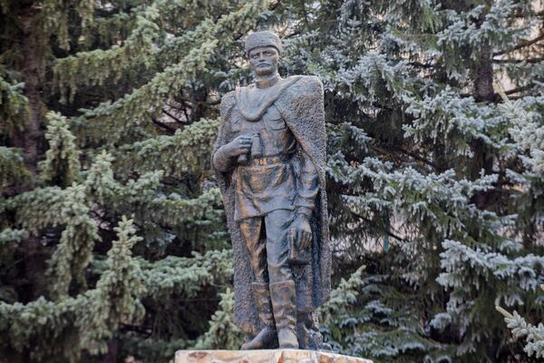 Памятник Знауру Айдарову в поселке Знаур - Sputnik Южная Осетия
