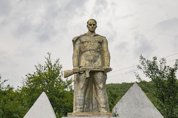 Памятник советскому солдату в селе Зар - Sputnik Южная Осетия