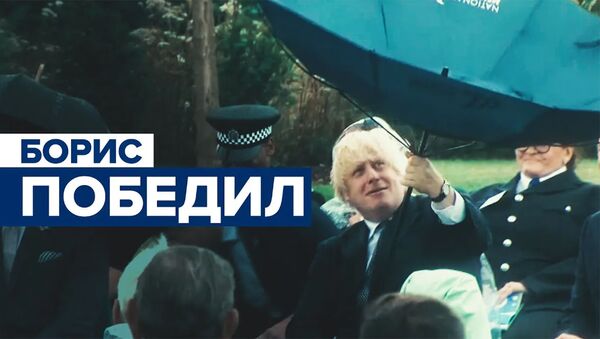Борис Джонсон не справился с зонтиком и рассмешил принца Чарльза - Sputnik Южная Осетия
