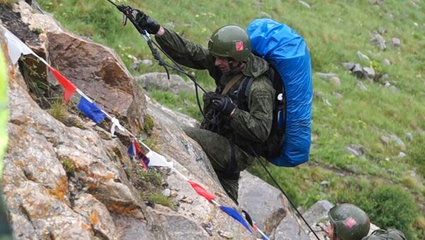 Как военные альпинисты на Кавказе штурмовали скалы на Эльбрусском кольце – видео - Sputnik Южная Осетия