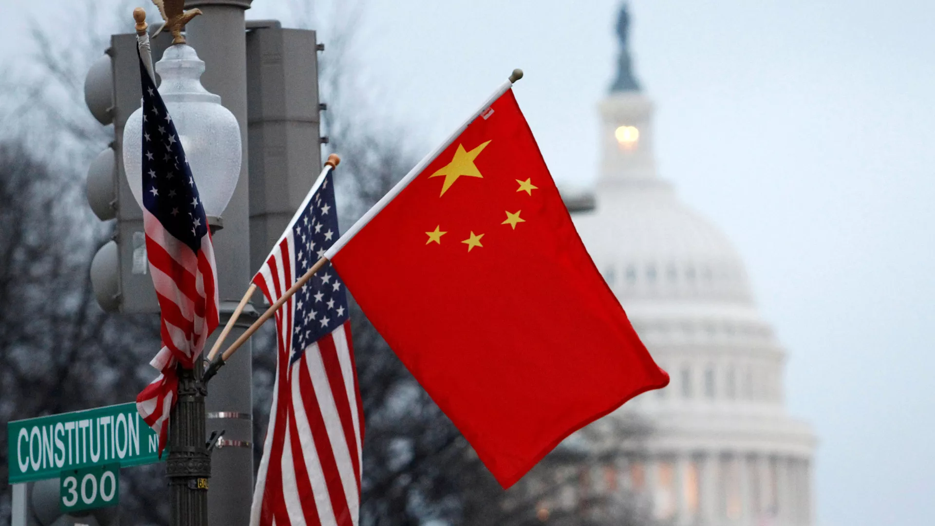 Флаги США и Китая в центре Вашингтона напротив здания Капитолия. Архивное фотон