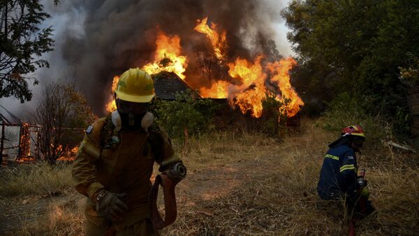 Пожарные тушат пожар у греческого города Патры - Sputnik Южная Осетия