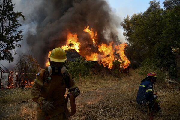 Пожарные тушат возгорание у греческого города Патры - Sputnik Южная Осетия