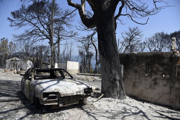 Сгоревшие дома и автомобили во время природных пожаров на востоке греческого города Патры - Sputnik Южная Осетия