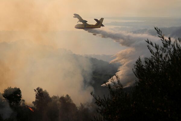 Самолет пожарной службы во время тушения природных пожаров в Греции  - Sputnik Южная Осетия