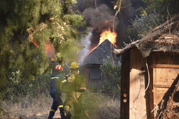Пожарные тушат возгорание у греческого города Патры - Sputnik Южная Осетия