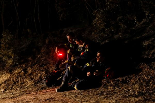 Пожарные во время природных пожаров в Греции - Sputnik Южная Осетия