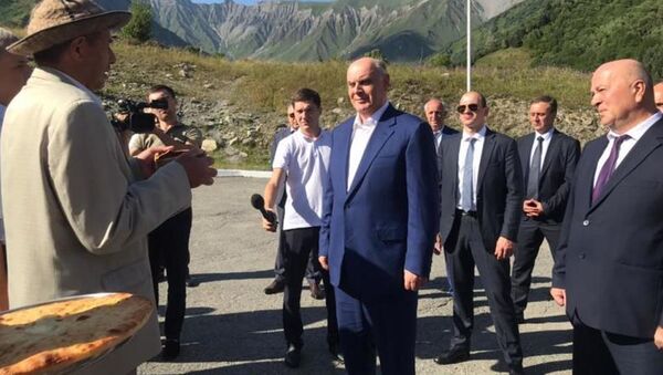 В Республику Южная Осетия с официальным визитом прибыла делегация Республики Абхазия во главе с Президентом Асланом Бжания - Sputnik Южная Осетия