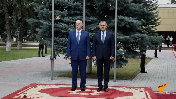 Почетный караул и переговоры: визит президента Абхазии в Южную Осетию - видео - Sputnik Южная Осетия