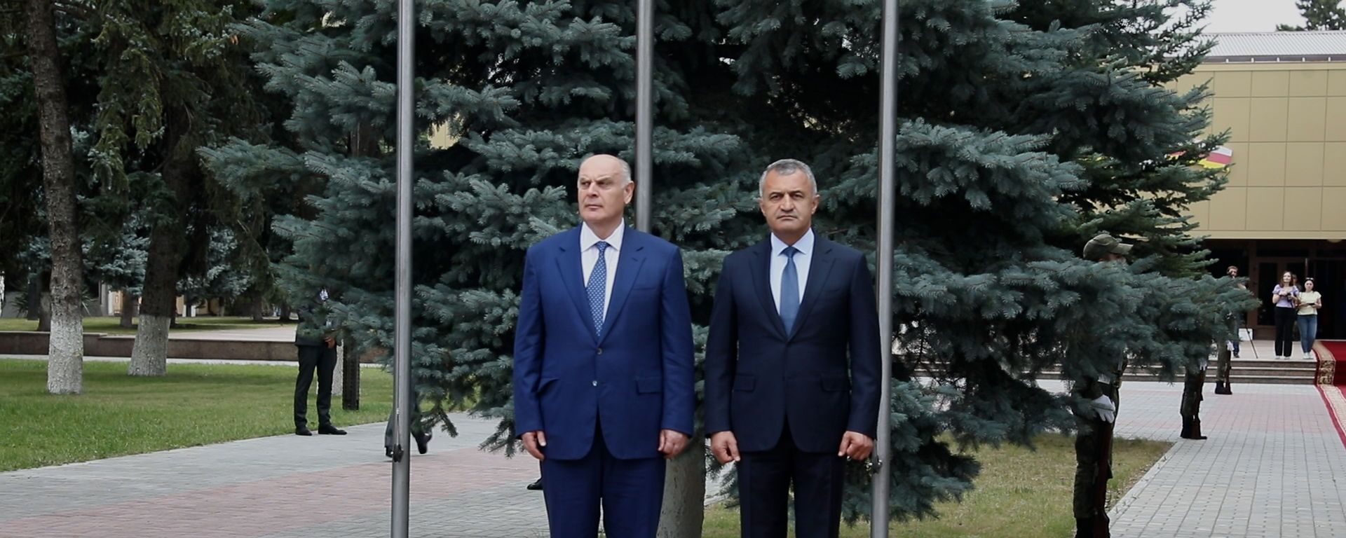 Почетный караул и переговоры: визит президента Абхазии в Южную Осетию - видео - Sputnik Южная Осетия, 1920, 07.08.2021