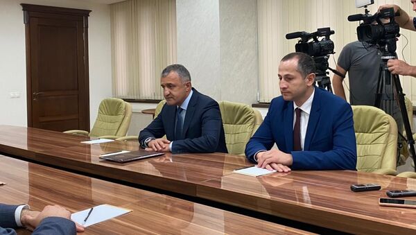 Президент Анатолий Бибилов и премьер-министр Геннадий Бекоев на встрече с делегацией Северной Осетии - Sputnik Южная Осетия