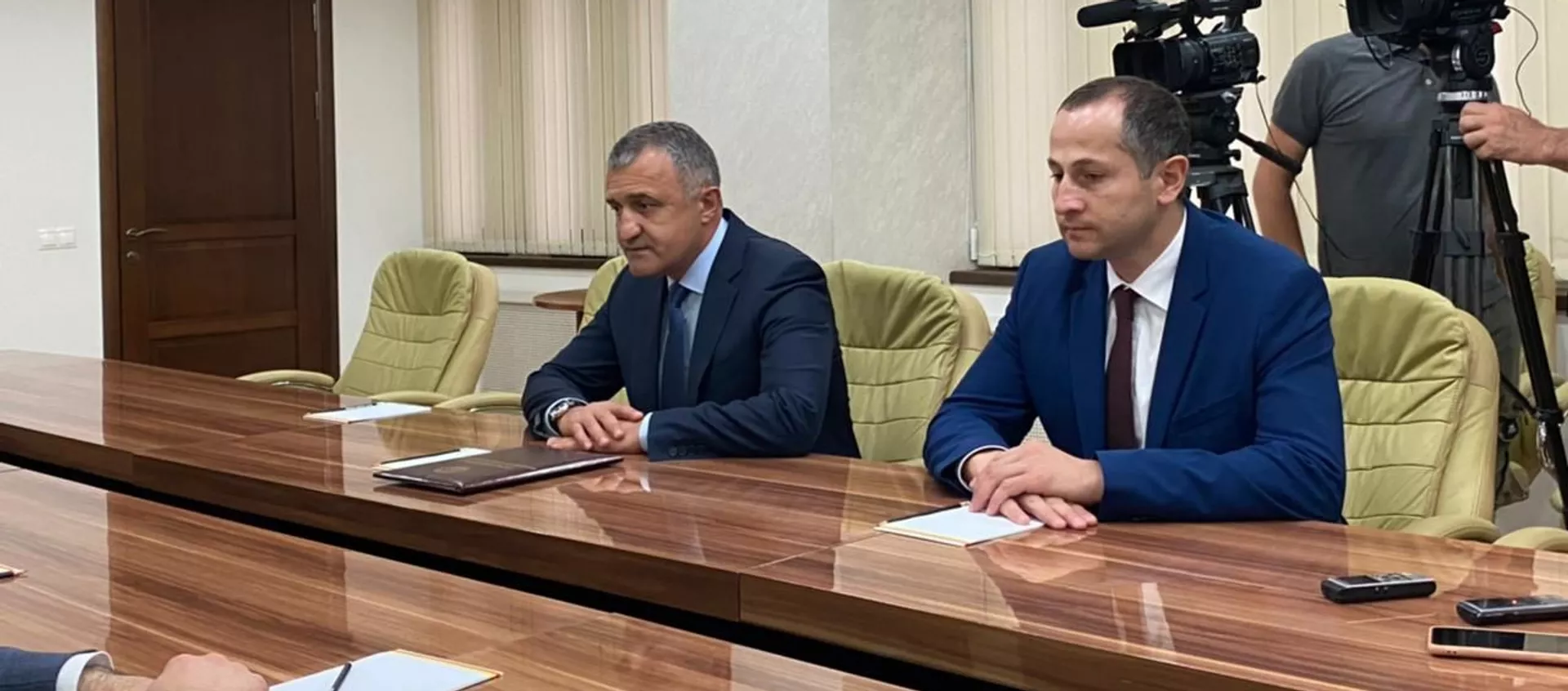 Президент Анатолий Бибилов и премьер-министр Геннадий Бекоев на встрече с делегацией Северной Осетии - Sputnik Южная Осетия, 1920, 07.08.2021