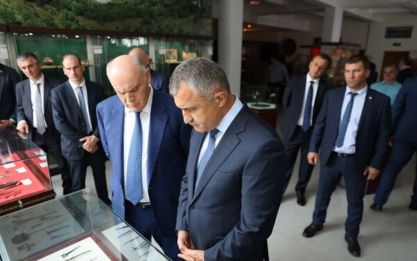 Аслан Бжания и Анатолий Бибилов посетили Национальный музей Южной Осетии - Sputnik Южная Осетия