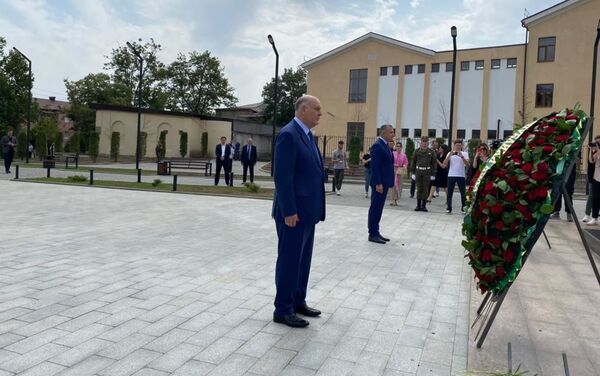 В Цхинвале возложили цветы и венки к Монументу Защитникам отечества.  - Sputnik Южная Осетия