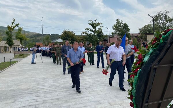 В Цхинвале возложили цветы и венки к Монументу Защитникам отечества - Sputnik Хуссар Ирыстон