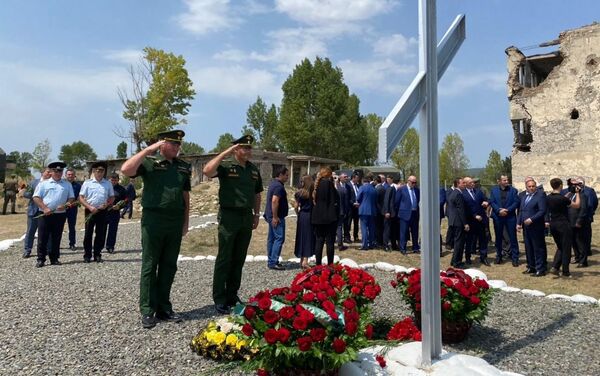 В Цхинвале возложили цветы и венки к Поклонному Кресту - Sputnik Южная Осетия