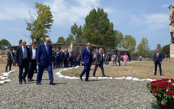 В Цхинвале возложили цветы и венки к Поклонному Кресту - Sputnik Южная Осетия