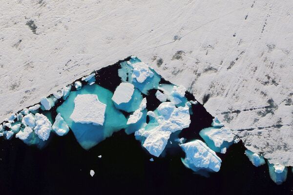 Осколки айсберга в Гренландии  - Sputnik Южная Осетия