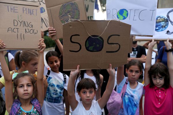 Дети с плакатами во время посвященных изменению климата протестов на Кипре  - Sputnik Южная Осетия