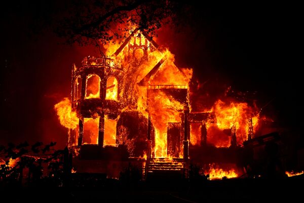Горящий дом во время природных пожаров в Калифорнии  - Sputnik Южная Осетия