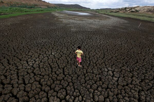 Покрытая трещинами земля резервуара Boqueirao в Бразилии  - Sputnik Южная Осетия