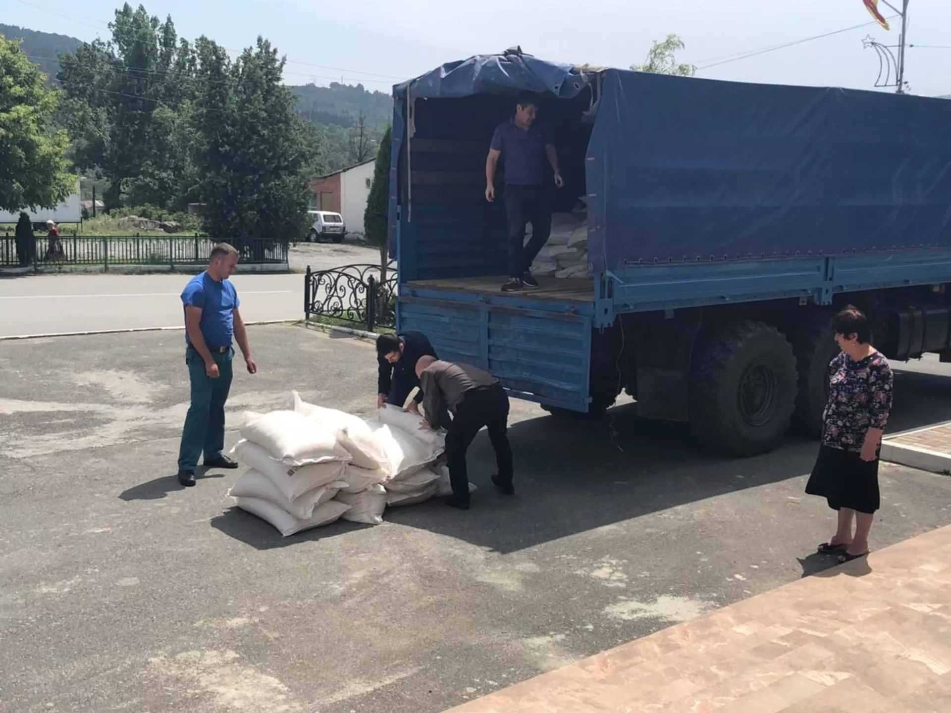 Нуждающимся семьям в Южной Осетии передали гуманитарную помощь Нуждающимся семьям в Южной Осетии передали гуманитарную помощь