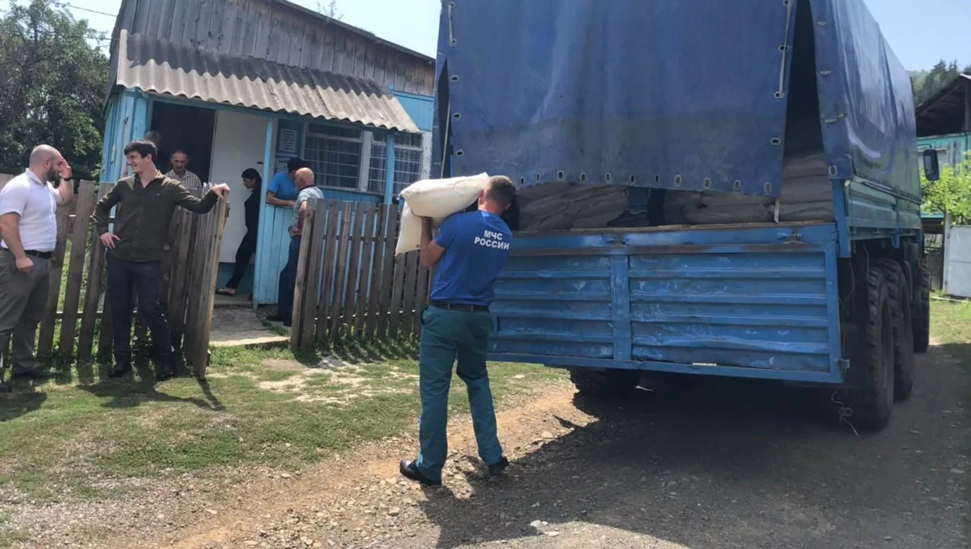 Нуждающиеся семьи в Южной Осетии получают гуманитарную помощь
