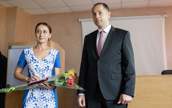 Геннадий Бекоев наградил медиков за борьбу с коронавирусом - Sputnik Южная Осетия