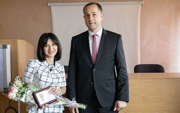 Геннадий Бекоев наградил медиков за борьбу с коронавирусом - Sputnik Южная Осетия