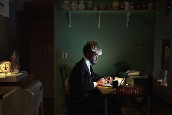 Снимок Kitchen Court Hearing  фотографа  Liz Hingley, победивший среди Профессионалов в конкурсе IPA OneShot Our Times--Pandemic Perspectives - Sputnik Южная Осетия