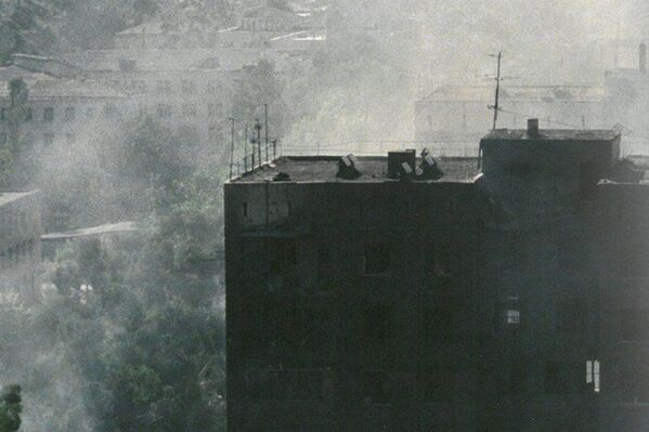Столица Абхазии пострадала больше всего от военных действий, многие здания до сих пор несут на себе печать войны. - Sputnik Южная Осетия