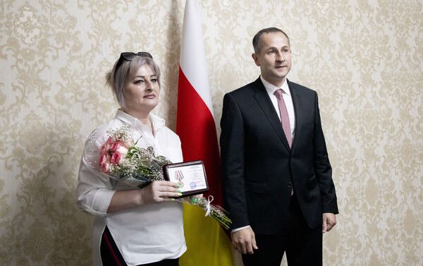 Геннадий Бекоев наградил волонтеров красной зоны - Sputnik Южная Осетия
