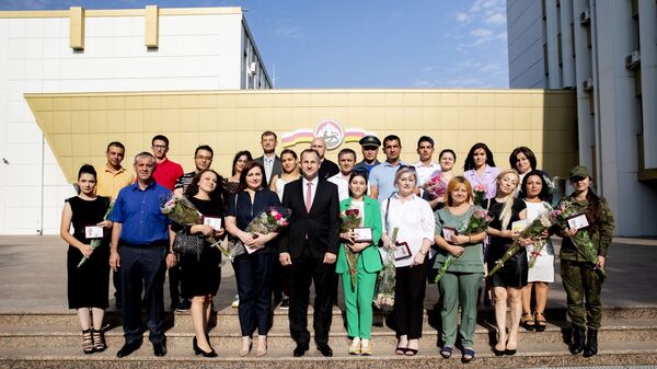 Геннадий Бекоев наградил волонтеров красной зоны - Sputnik Южная Осетия