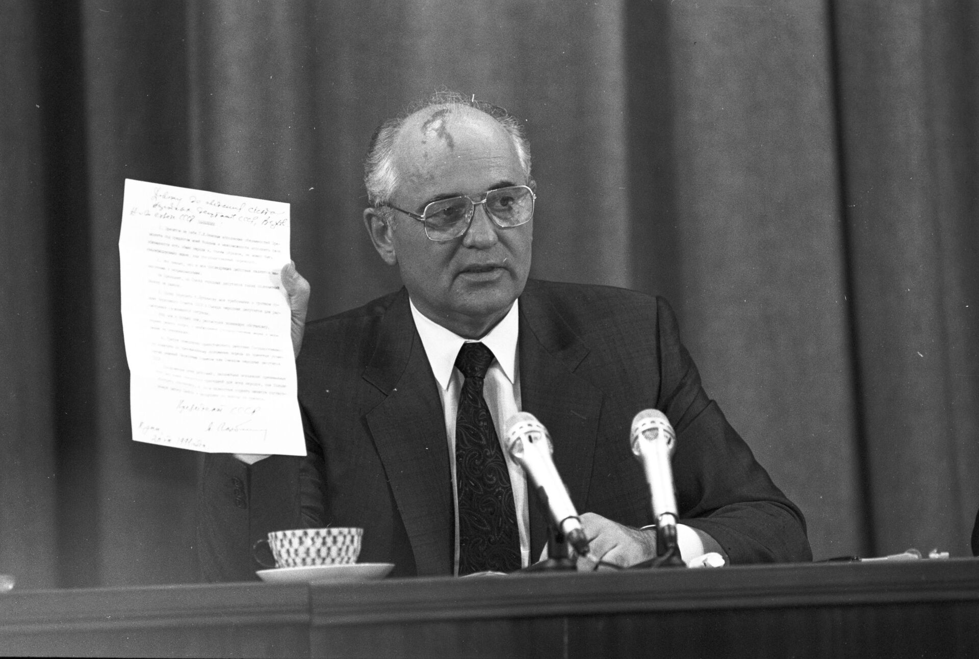 За развал Союза ответственны Горбачев и Ельцин, считает лидер югоосетинских коммунистов - Sputnik Южная Осетия, 1920, 18.08.2021