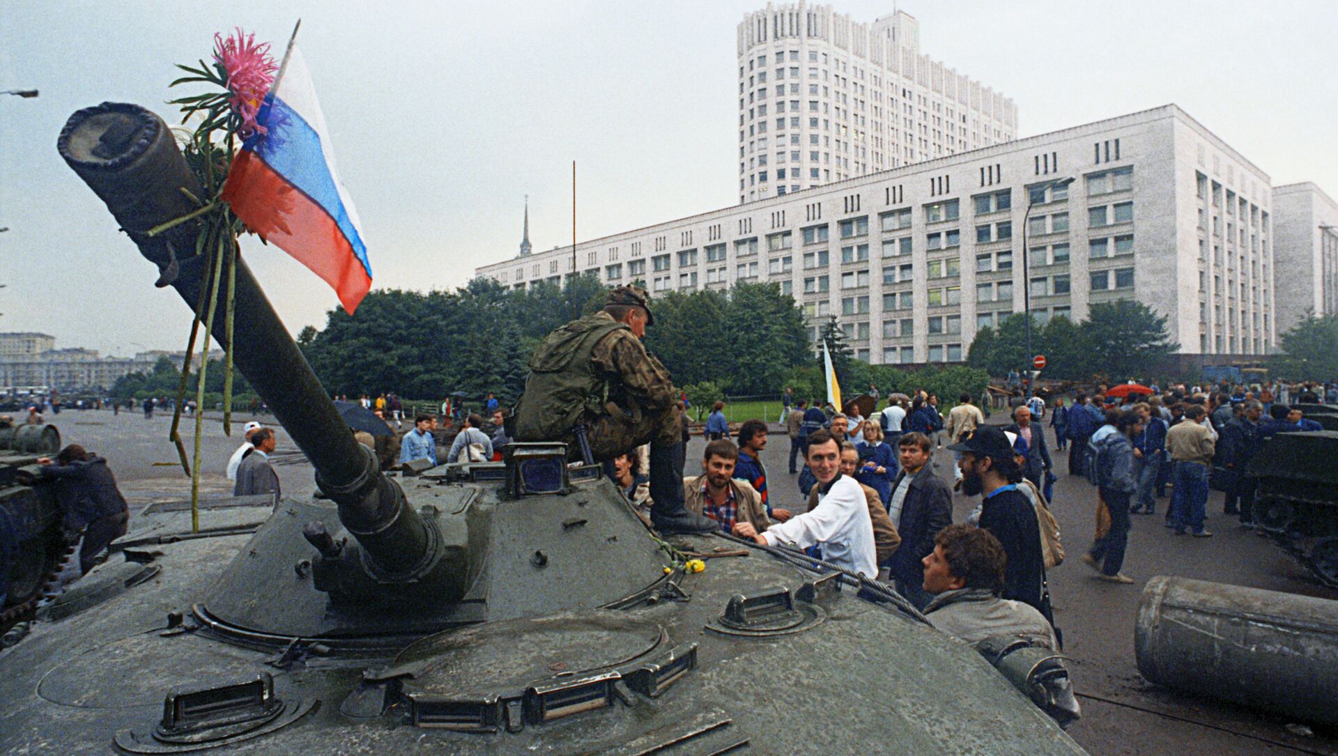 Защитники Белого дома прикрепили цветы к орудийному стволу одного из танков, введеных в Москву 19 августа 1991 года в связи с объявлением членами ГКЧП чрезвычайного положения в столице. - Sputnik Южная Осетия, 1920, 19.08.2021